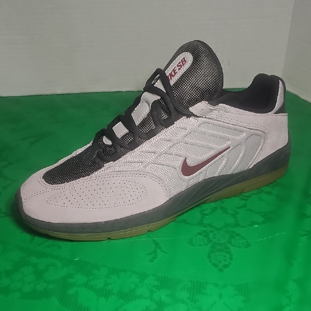 Nike SB Verterbrae Skate Shoe